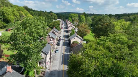 Schmale-Straße-Mit-Steinhäusern-Und-Grünen-Bäumen-Im-Sommer