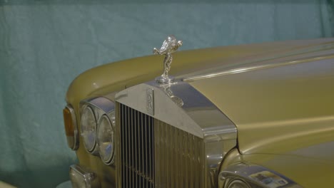 Old-vintage-Rolls-Royce-Motor-Car-on-display-at-the-museum,-Rolls-Royce-iconic-badge-closeup