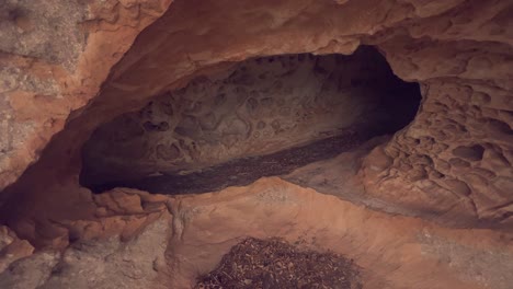 Entrada-A-La-Cueva,-Entrada-A-La-Cueva-Pedregosa-Y-Rocosa,-Captura-Diurna-De-Caminar-Hacia-Un-Agujero-Hecho-En-Piedras,-Concepto-De-Construcción-Natural