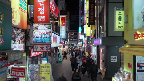 Mercado-Nocturno-De-Myeongdong:-Multitudes-De-Personas-Comprando-En-El-Distrito-Tradicional-Coreano-En-El-Centro-De-Seúl---ángulo-Alto