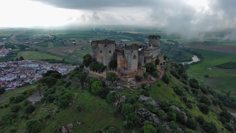 Atemberaubender-Blick-Auf-Die-Burg-Almodovar-Del-Rio-An-Bewölkten-Tagen