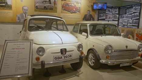 Coches-Antiguos-Fiat-Nuova-500-En-Exhibición-En-El-Museo.