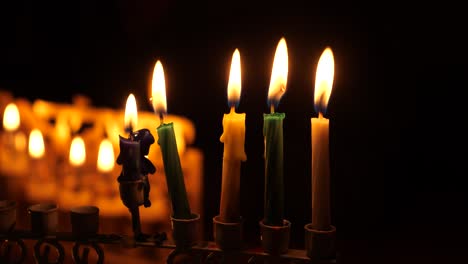 Vier-Kerzen-Und-Die-Shamash-Kerze,-Die-Während-Des-Jüdischen-Chanukka-In-Der-Menora-Brennen