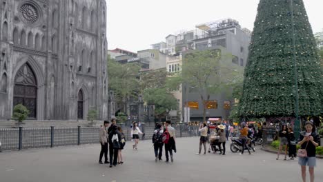 Tourists-and-residents-sightseeing-at-St-Joseph-Cathedral,-Hoan-Kiem
