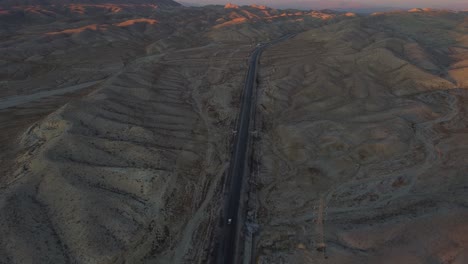 Luftaufnahme-Einer-Abgelegenen-Landstraße-In-Der-Provinz-Belutschistan-In-Pakistan-Bei-Sonnenuntergang