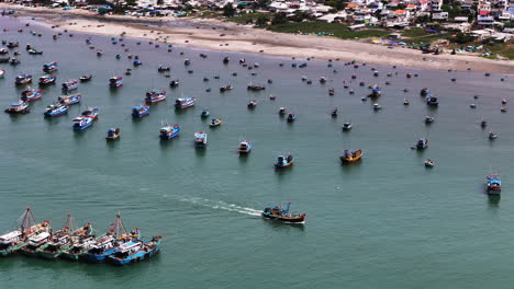 Vista-Aérea-De-Grandes-Arrastreros-Vietnamitas-Y-Barcos-De-Pescadores-Amarrados-En-La-Bahía,-Mercado-De-Mariscos-En-El-Sudeste-Asiático