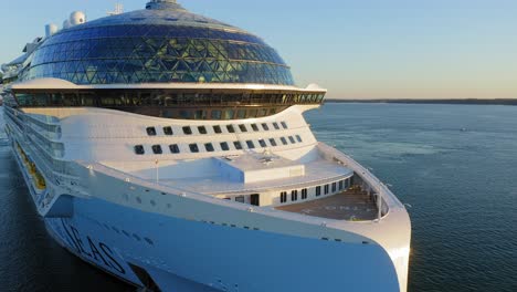 Das-Größte-Kreuzfahrtschiff-Der-Welt,-Ikone-Der-Meere,-Während-Der-Zweiten-Probefahrt-Im-Finnischen-Archipel-Bei-Sonnenaufgang