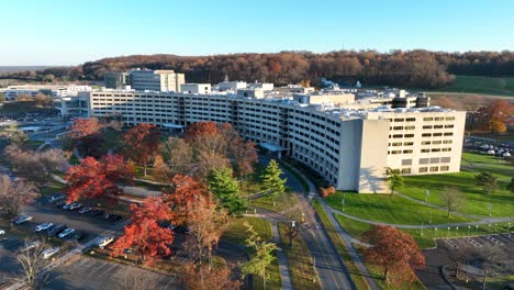 Großes-Medizinisches-Zentrum-Und-Krankenhaus-In-Den-USA-Während-Des-Herbstsonnenuntergangs