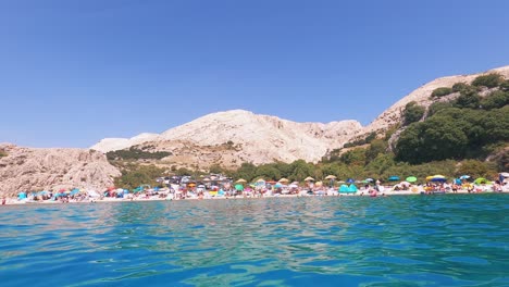 Kroatien,-Krk,-Stara-Baška,-Zala-Strand-In-Der-Ferne-Vom-Wasser-Im-Sommer