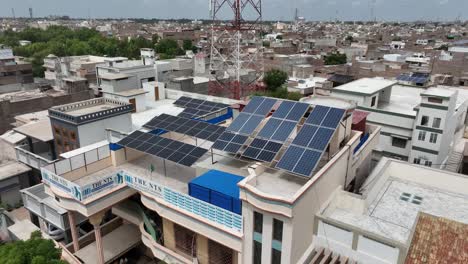 Techo-De-Paneles-Solares-En-Mirpurkhas,-Sindh,-Pakistán.-Aéreo
