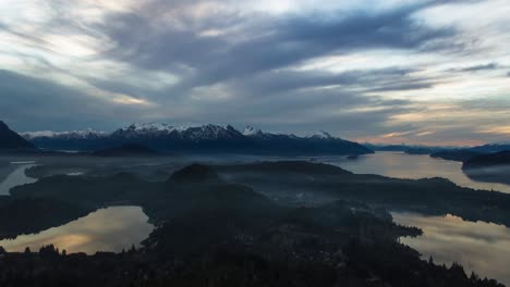 Bewölkter-Mystischer-Sonnenuntergang-San-Carlos-De-Bariloche,-Patagonien,-Argentinien-Zeitraffer