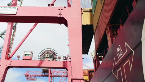 Blick-Auf-Den-Schweren-Containerkran,-Der-Im-Hafen-Von-Montreal-Fracht-Auf-Einen-Speditions-LKW-Verlädt