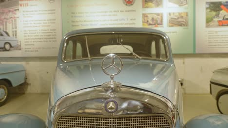 Mercedes-Benz-Clásico-Coche-Antiguo-En-Exhibición-En-El-Museo,-Viejo-Mercedes-Benz