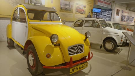 Citreon-2cv-Vintage-Car-En-Exhibición-En-El-Museo,-Viejos-Autos-Antiguos