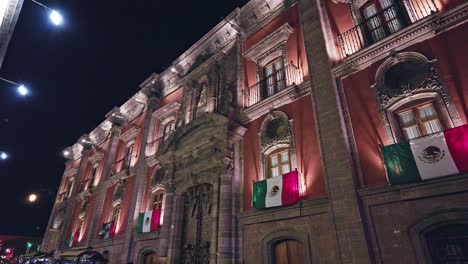 Casa-Del-Mayorazgo-Wird-Für-Die-Nächtlichen-Feierlichkeiten-Zum-Unabhängigkeitstag-Mit-Mexikanischen-Flaggen-Geschmückt