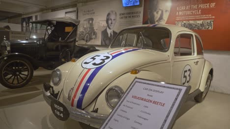 Oldtimer-Volkswagen-Käfer-Im-Museum-Ausgestellt
