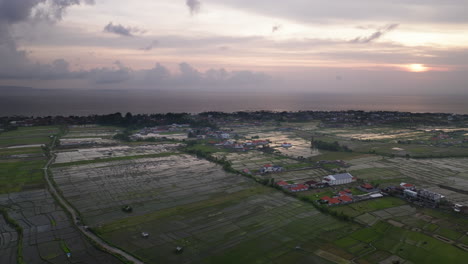 Reflejo-Del-Atardecer-En-Arrozales-Inundados-En-El-Campo-De-Bali,-Indonesia