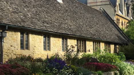 Una-Vista-De-Las-Arquitecturas-Antiguas-En-El-Jardín-Conmemorativo-De-La-Guerra-De-La-Iglesia-De-Cristo-En-Oxford,-Inglaterra