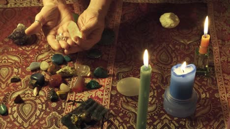 Nahaufnahme-Der-Hände-Einer-Hexe,-Die-Quarz-Und-Magische-Steine-Mit-Energie-Zur-Verwendung-In-Mystischen-Ritualen-Zeigt