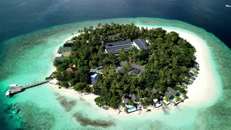 Paraíso-De-Isla-Tropical---Malahini-Kuda-Bandos,-Maldivas:-Drone-Aéreo-Gira-En-Sentido-Antihorario-Desde-Arriba,-Medio-Alto