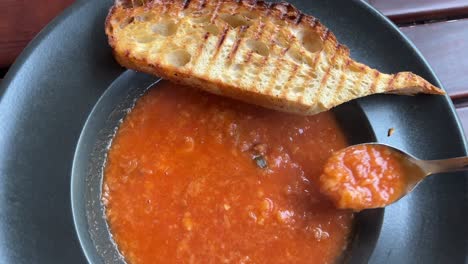 Comiendo-Sopa-De-Tomate-Fresca-Humeante