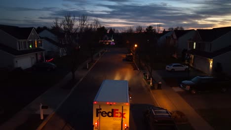 FedEx-Zusteller-Bringt-Paket-Bei-Amerikanischem-Haus-In-Der-Nachbarschaft-Ab
