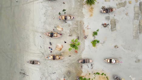 Vista-Desplegable-De-La-Gente-De-La-Aldea-Bangladesí-Reparando-Barcos-De-Pesca-En-La-Playa-De-Kuakata.
