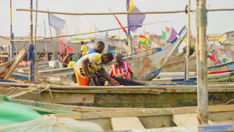 Fischer-Sortiert-Fischernetz-In-Holzboot-An-Der-Kapküste-In-Ghana