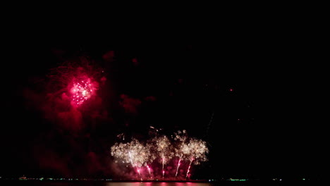 Synchronisierte-Pyrotechnische-Darbietung-Während-Des-Pattaya-International-Fireworks-Festival-2023-In-Der-Provinz-Chonburi-In-Thailand