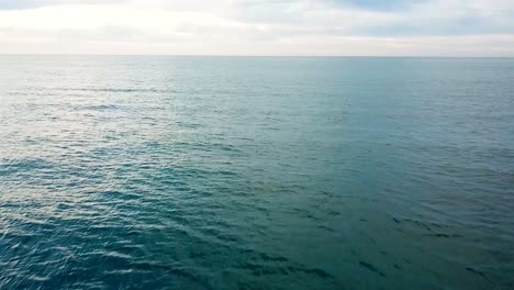 Surfen-Mit-Einer-Drohne-Im-Morgengrauen-über-Das-Meer-Von-Cortes-In-Mexiko