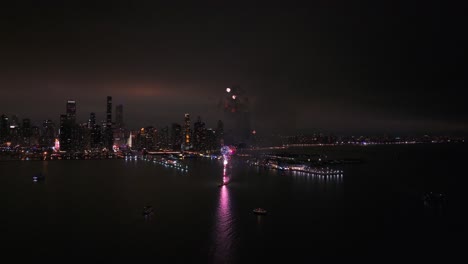 Skyline-Von-Chicago-Mit-Feuerwerksantenne
