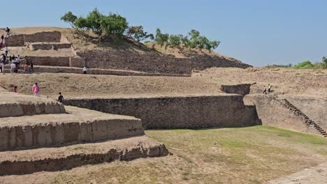 Sitio-Del-Patrimonio-Arqueológico-De-Dholavira,-Vista-Panorámica-Donde-Muchas-Personas-Observan-Este-Patrimonio-En-Vivo