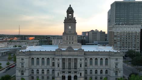 Polk-County-Courthouse-in-downtown-Des-Moines,-Iowa-during-sunset