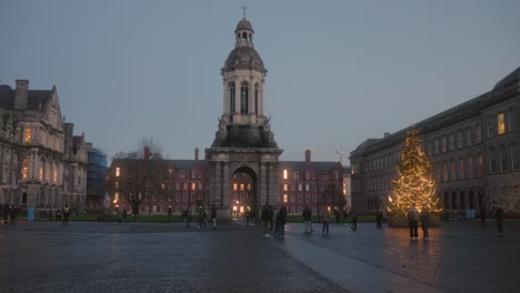 Architecture-of-Trinity-College-during-the-beginning-of-the-Christmas-season-in-Dublin,-Ireland