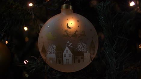 Isolierte-Weihnachtsbaumkugel-Mit-Weihnachtsmann-Und-Hirsch-Bemalt,-Die-Wunderschöne-Lichtblitze-Für-Eine-Romantische-Und-Warme-Atmosphäre-Ausstrahlt