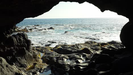 Landschaftsansicht-Der-Meeresoberfläche-Von-Der-Höhle,-Natürliches-Felsfenster,-Teneriffa
