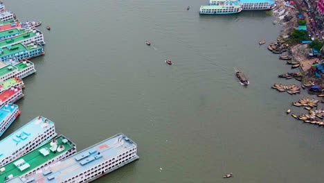 Vista-Aérea-De-Barcos-En-Una-Bulliciosa-Terminal-Fluvial-En-Bangladesh---Río-Buriganga,-Terminal-Comercial,-Bangladesh
