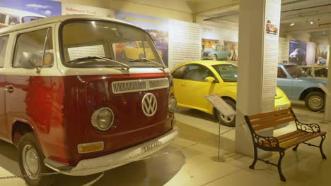 Icónica-Camioneta-Vintage-Volkswagen-Kombi-En-Exhibición-En-El-Museo,-Antigua-Camioneta-Volkswagen-Aventura