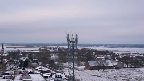 Mobilfunkmast-Mobilfunkmast-Übertragungstelefon,-Winterschnee
