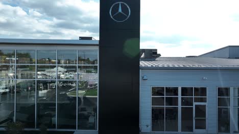 Logotipo-De-Mercedes-Benz-En-El-Concesionario-De-Automóviles-En-EE.UU.