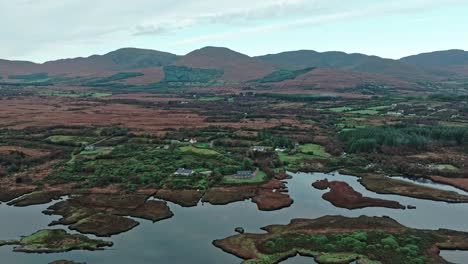 Drohnenring-Von-Kerry,-Irland,-Sneem-An-Einem-Stillen-Herbstmorgen