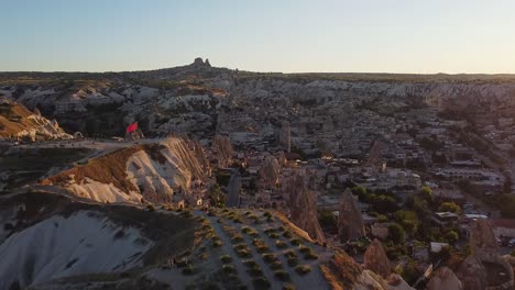 Luftaufnahme-Einer-Aufsteigenden-Drohne-Vom-Aussichtspunkt-über-Der-Stadt-Göreme-In-Kappadokien-Bei-Sonnenuntergang