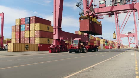 Kran-Verlädt-Schwere-Transportcontainer-Auf-Frachttransporter-Im-Hafen-Von-Montreal