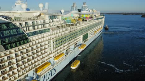 World's-biggest-cruise-ship-ICON-OF-THE-SEAS-during-second-sea-trials-in-Finnish-archipelago