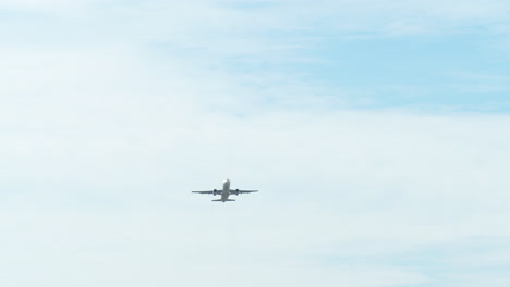 Ein-Flugzeug,-Das-Beim-Abheben-Von-Der-Unterseite-Aufgenommen-Wurde-Und-Einen-Blauen-Himmel-Und-Wolken-Enthüllt,-Flughafen-In-Thailand
