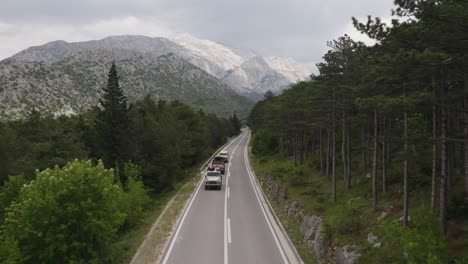 Los-Land-Rover-Conducen-Por-Una-Hermosa-Carretera-En-La-Naturaleza.