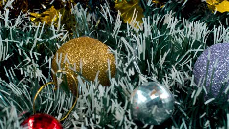 Weihnachtsdekoration,-Bunte-Hängende-Ornamente,-Blau-grün-weißgoldene-Farben,-Neujahrsdekoration,-Glänzende-Lichter,-Filmische-Nahaufnahme,-4K-Video-Mit-Neigung-Nach-Oben