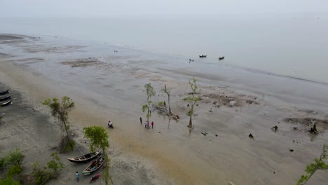 Playa-Del-Mar-De-Kuakata-Pequeños-Barcos-Pesqueros-De-Madera-Y-Arrastreros-De-Lebur-Char,-Bangladesh