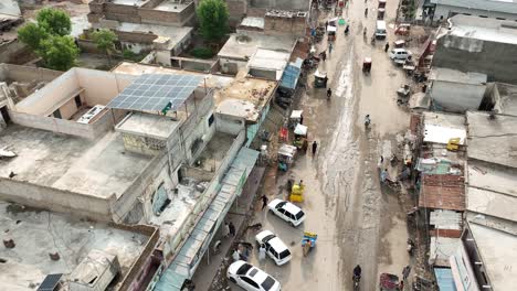 Schlammige-Straßen-Und-Geschäftiges-Leben-In-Badin,-Pakistan