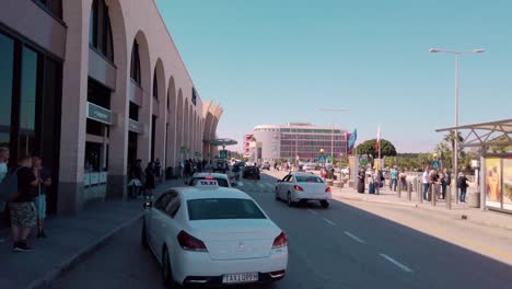 Eingang-Zum-Internationalen-Flughafen-Malta-Von-Außen-Mit-Abfliegenden-Und-Ankommenden-Reisenden